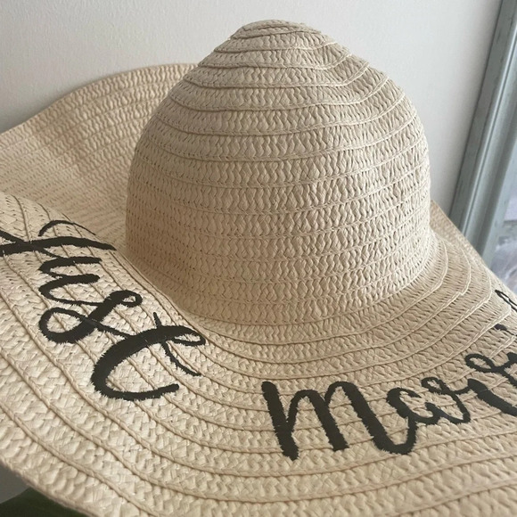 “Just Married” Floppy Straw Embroidered Sun Hat - Picture 2 of 4